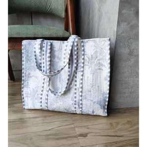 Sac fourre-tout en coton matelassé indien fait main |   Sac fourre-tout réutilisable en tissu écologique Hazy Forest, couleur gris et blanc - Product Image 3