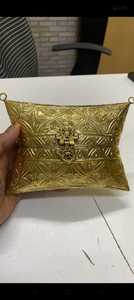 El acabado de latón antiguo crea un aspecto atemporal que combina el encanto de la antigüedad con la elegante moda contemporánea. - Product Image 1