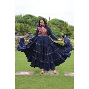 Robe de soirée spéciale Navratri Kutchi Gamthi brodée avec des travaux manuels en miroir - Product Image 3