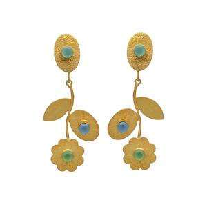 Boucles d'oreilles en forme de fleur avec pierre précieuse unique, ensemble de boucles d'oreilles fleuries dorées avec feuille - Product Image 1