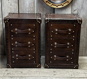 Commode vintage en cuir à 3 tiroirs, style coffre antique, pour salon ou table de chevet, avec clous et poignées en laiton - Product Image 5