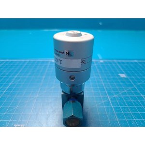 Vanne à diaphragme manuelle FUJIKIN 316L 021362 utilisée comme pièce détachée pour équipement semi-conducteur Legacy - Product Image 4