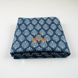 Tissu en coton biologique indigo bleu, imprimé à la main, fabriqué en Inde, teint naturellement, motif floral, matière luxueuse pour vêtements - Product Image 4