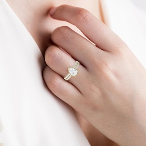 Anillo de Compromiso con Diamante Cultivado en Laboratorio de 5 Quilates, Corte Pera, Oro Amarillo, Halo, Banda Doble con Pavé, Anillo de Boda - Product Image 5