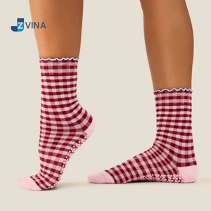 Chaussettes de Pilates personnalisées avec logo, couleur bordeaux, motif pied-de-poule, grip intérieur double direction, antidérapantes pour femme, yoga, barre, usage quotidien, design gratuit - Product Image 4