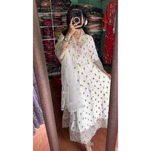 Magnifique ensemble Anarkali avec dupatta et basse jupe en tissu chiffon - Product Image 2