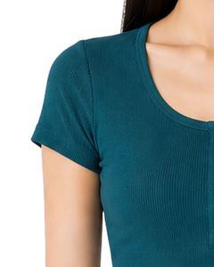 เสื้อครอปแขนสั้นทรงเข้ารูปสำหรับผู้หญิง สีเขียวอมฟ้า ผ้าริบเนื้อนุ่ม ผสมคอตตอนและสแปนเด็กซ์ ยืดหยุ่นได้ สวมใส่สบาย เหมาะสำหรับฤดูร้อน มีกระดุม ดีไซน์ทันสมัย - Product Image 3