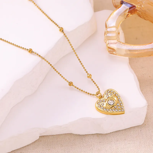 Collar con forma de corazón para mujer en acero inoxidable 304 con baño de oro real de 18K de 0.03µm de grosor e incrustaciones de cristal en cadena de cable. - Product Image 2