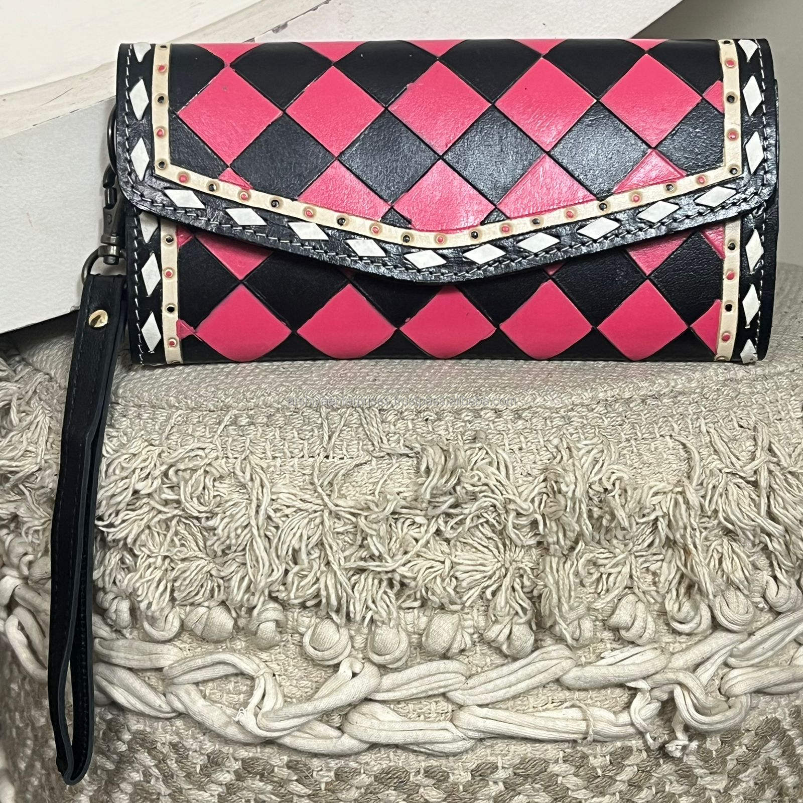 Rose foncé et carreaux noirs