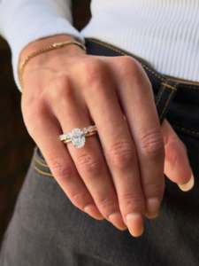 Ensemble de bagues de mariée avec diamant ovale de laboratoire de 3 carats, ensemble de bagues de mariée demi-éternité avec diamant ovale East West, certifié IGI - Product Image 3