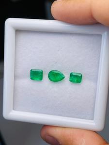 Lote de 3 Esmeraldas Naturales, Grado AAA, Certificadas por IGI, Color Verde Superbrillante, Corte Mixto, Pulido Perfecto - Product Image 4