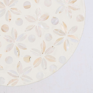 Colección Elegante: Taburete Cilíndrico Blanco con Diseño Floral, Adorno Decorativo de Capiz, Muebles y Accesorios para el Hogar - Product Image 2
