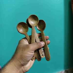 Cuchara de madera de mango ecológica hecha a mano, utensilio de cocina y servir de madera natural rústica para uso en la cocina al mejor precio. - Product Image 1