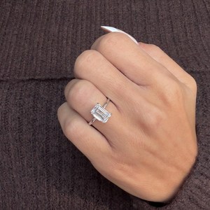 Anillo de Compromiso con Diamante Cultivado en Laboratorio, Corte Esmeralda de 3 Quilates, Oro Blanco de 14k, Solitario con Halo Oculto, Certificado IGI - Product Image 6