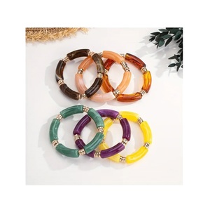 Ensemble de bracelets en résine géométriques multicolores avec accents plaqués or, style bohème, bijoux unisexes, cadeau - Product Image 1