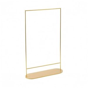 Support de présentation de bijoux rectangulaire moderne en or avec base ovale pour la présentation de colliers et de pendentifs - Product Image 1