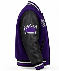 เสื้อแจ็คเก็ตวาร์ซิตี้ปักลาย Sacramento Kings สำหรับผู้ชายจาก Index Apparel สีม่วงดำ แขนเสื้อตัดสี กระดุมแป๊ก - Product Image 5