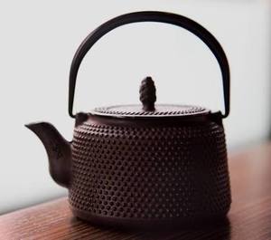 Tetera de metal tradicional china con tapa y asa, diseño texturizado en marrón oscuro - Product Image 1