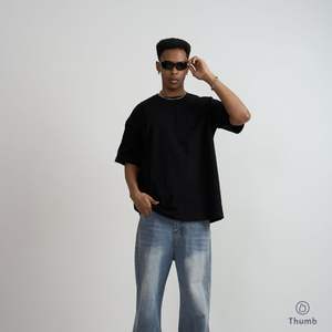 Camiseta Oversize de Algodón Pesado Thumb Premium Streetwear, Tejida con Serigrafía, 200-220 GSM, 100% Algodón, Camiseta Lisa - Product Image 1