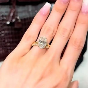 Anillo de Compromiso de Diseño Premium con Moissanita Ovalada de 4.5 Quilates, Plata de Ley 925, Chapado en Oro, Clásico, Media Eternidad, Solitario - Product Image 4