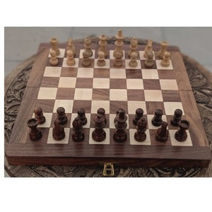 Jeu d'échecs vintage magnétique en bois avec rangement, échiquier pliable, pièces sculptées en bois massif, jeu de bureau de luxe, jeu d'échecs pour enfants - Product Image 1