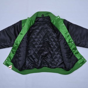 Chaqueta Varsity Verde Satinada para Hombre con Parches Bordados, Mangas Negras, Corte Regular, Cuello Camisero, Ropa Casual de Otoño con OEM - Product Image 4