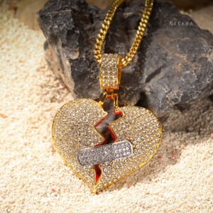 Colgante Corazón Curativo – Pieza de Plata 925 con Moissanita, Corazón de Amor Cosido – Colgante Corazón Reparador con Moissanita Helada - Product Image 3