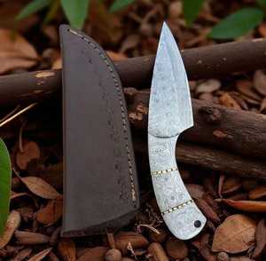 Cuchillo de Acero de Damasco Hecho a Mano Personalizado de Primera Calidad con Funda de Cuero, Cuchillo de Camping 100% Calidad - Product Image 1
