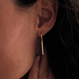 Pendientes de Aro Huggie con Barra de Diamantes en Oro Amarillo - Product Image 4