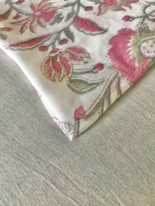 Tela de algodón estampada a mano – Diseño floral Mughal grande |   Textil Tradicional Indio en Rosa, Verde Oliva y Gris - Product Image 4