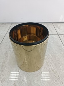 Poubelle minimaliste dorée finition miroir, idéale pour salle de bain, restaurant, hôtel, chambre d'hôtes et zone de table à manger, fabriquée en Inde - Product Image 5