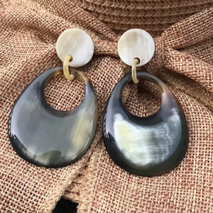 Pendientes Elegantes y Modernos Hechos a Mano con Cuerno de Búfalo, Ecológicos y Personalizables, Ideales para Bodas - Product Image 1