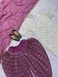 ชุดราตรีงานออกแบบสำหรับงานปาร์ตี้ ผ้าจอร์เจตต์เทียม ปักลายดอกไม้หนัก ประดับด้วยงานปักดิ้นทองและเลื่อม ลวดลายทันสมัย เหมาะสำหรับเทศกาลต่างๆ - Product Image 6