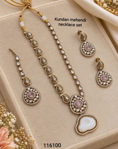 Ensemble de bijoux Kundan Mehendi indien traditionnel, collier plaqué or antique avec boucles d'oreilles et Maang Tikka pour les mariées, pour femmes - Product Image 1
