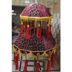abat-jour en velours rouge ou un parapluie de cérémonie indien traditionnel - Product Image 1