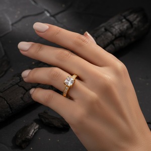 Anillo de compromiso de moissanita con corte princesa cultivada en laboratorio, chapado en oro rosa sobre plata 925, banda solitaria de cuatro puntas con piedras laterales, regalo para - Product Image 2