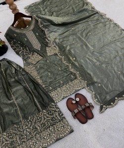 Ensemble haut, pantalon palazzo et dupatta en soie Fendi de créateur, brodé de sequins, tenue de fête, prix de gros, vêtement ethnique vert - Product Image 6