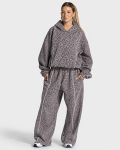 Vente en gros de sweat-shirts à capuche pour femmes en polaire premium doux, à manches longues, avec imprimé léopard graphite et détails contrastés, pour l'hiver - Product Image 5
