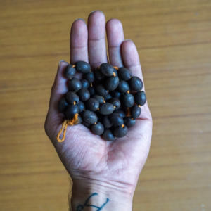 ลูกประคำพรีเมียม Kamal Gatta Lotus Beads จำนวน 108 เม็ด ทำจากไม้ สร้อยคอสำหรับสวดมนต์ เครื่องประดับทางจิตวิญญาณ ขายส่งจำนวนมาก - Product Image 3