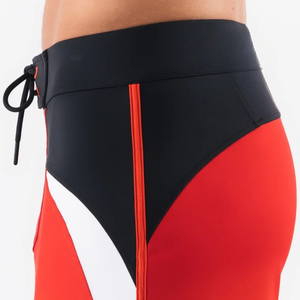 Shorts de bain pour hommes rouge et noir à séchage rapide avec cordon de serrage pour la plage, les sports nautiques et l'entraînement athlétique - Product Image 5