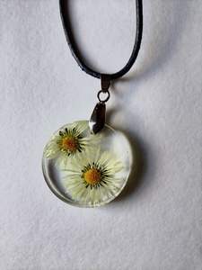 Collier ras-du-cou Etsy en résine avec breloques en forme de cornes d'animaux, fleurs séchées pressées et pétales de marguerite, fait main, en promotion - Product Image 6