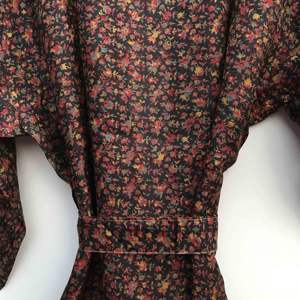 Robe longue kimono vintage en soie indienne pour femme, avec ceinture, style bohème, douce, pour l'été, idéale comme vêtement de nuit, robe de chambre, robe de demoiselle d'honneur ou de maternité, à ouverture frontale. - Product Image 6