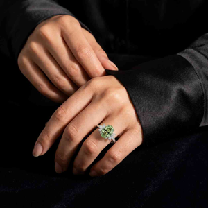 Anillo de Compromiso Moderno con Corte Oval Esmeralda, Engaste de Oro de 18K con Diseño de Flor, Joyería Fina Clásica para Mujer - Product Image 5