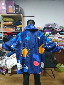 Manta con Capucha de Felpa, Estampado de Dibujos Animados, Suave y Acogedora, Estilo Moderno - Product Image 2