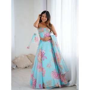 Lehenga Choli fait main pour les occasions spéciales, coupe trapèze, avec broderies et sequins, imprimé floral, taille empire - Product Image 2