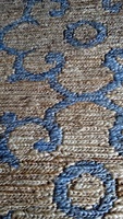 Tapis tissé à la machine en polyester antidérapant à poils ras avec support en jute |   Tapis de sol marocain bleu à motif floral treillis, épaisseur 5-6 mm