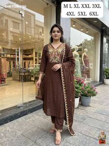 Proveedor de conjuntos de Kurti-Pant y Dupatta de viscosa de primera calidad, recién llegados, con detalles hechos a mano, de la India, a precio mayorista. - Product Image 5