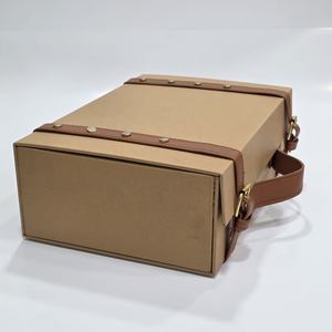 Cajas Magnéticas Plegables de Cartón Rígido Negro Mate de Lujo Premium, Impresas en Offset con Relieve, Hechas con Materiales Reciclados - Product Image 3