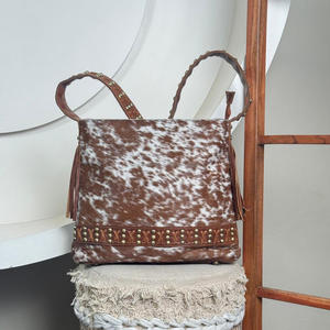 Bolsa de viaje de piel de vaca para mujer, novedad de lujo al por mayor, bolso de hombro con flecos y tachuelas, conjunto combinado de diseñador a la moda - Product Image 5