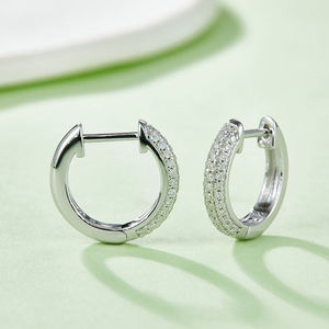 Boucles d'oreilles unisexes en or blanc massif 18 carats avec diamants taille brillant, couleur naturelle E, certifiées IGI, design floral classique, luxe - Product Image 3